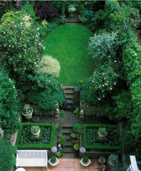 decoración_extraña_en jardin