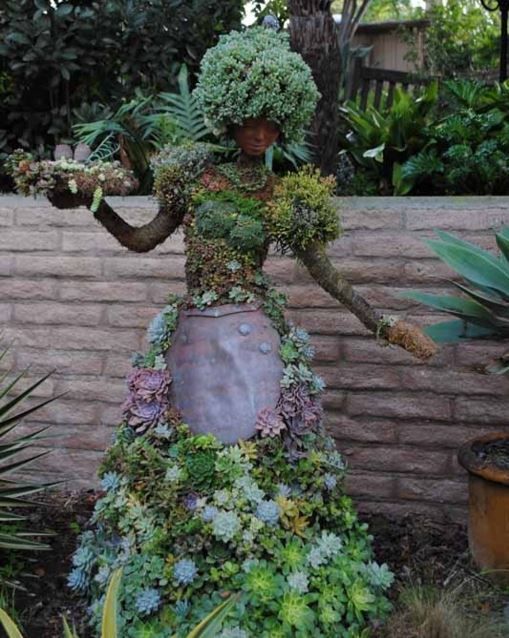 decoración_extraña_en jardin