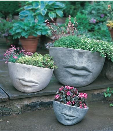 decoración_extraña_en jardin