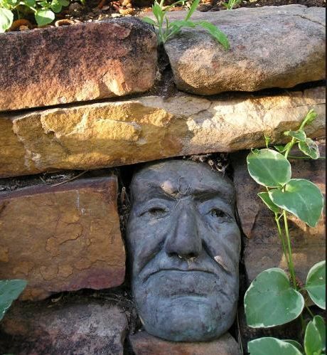 decoración_extraña_en jardin