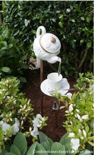 decoración_extraña_en jardin